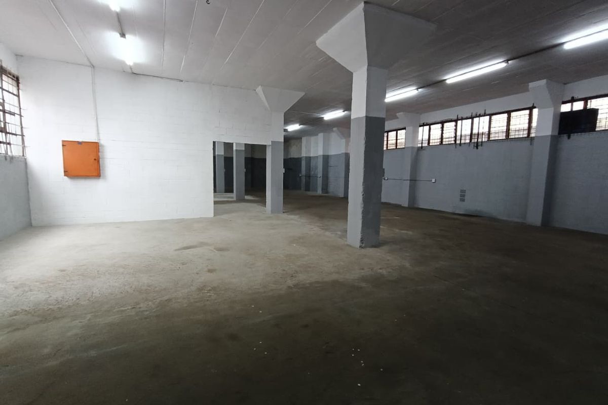 NEWLY REFURBISHED INDUSTRIAL UNIT WITH SMALL YARD TO LET – 399m2 - Photo 5