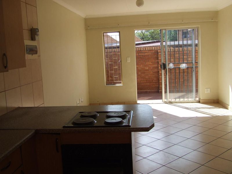 2 BEDROOM TOWNHOUSE TO RENT IN THERESAPARK - Photo 9