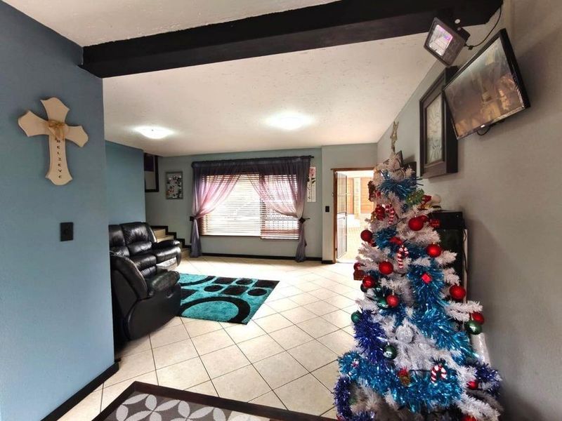 Secure Family Comfort in an Exclusive Tuscan-Style Estate - Photo 10