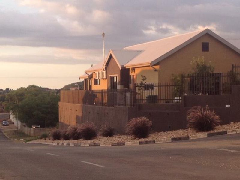 Luxurious Family Home with Pool, Flat & Triple Garage! - Photo 2