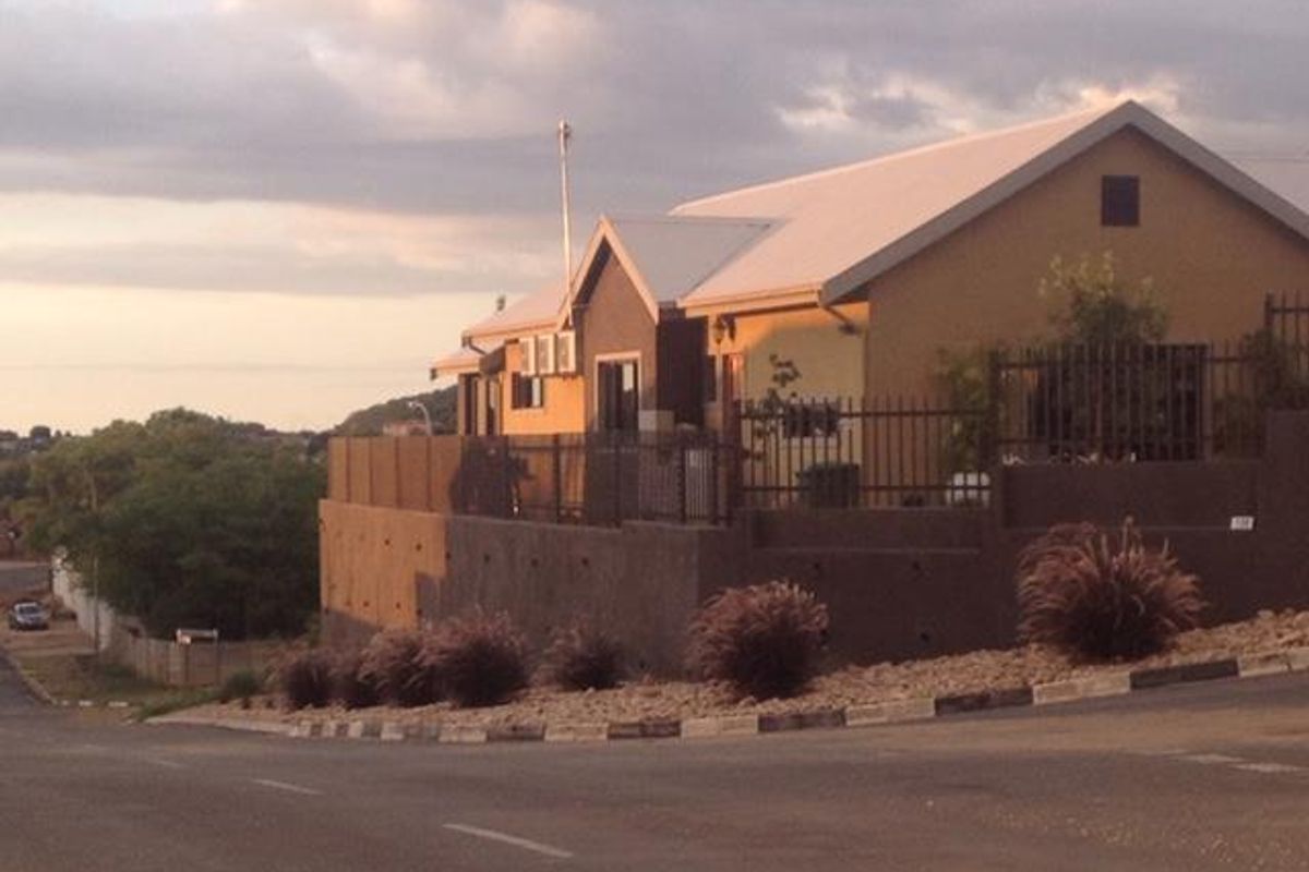 Luxurious Family Home with Pool, Flat & Triple Garage! - Photo 2