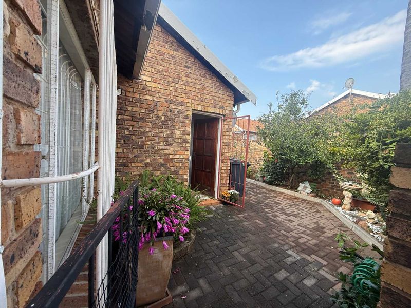 Secure & Spacious Simplex Living in Sought-After Noordheuwel – Perfect for Downsizing. - Photo 5