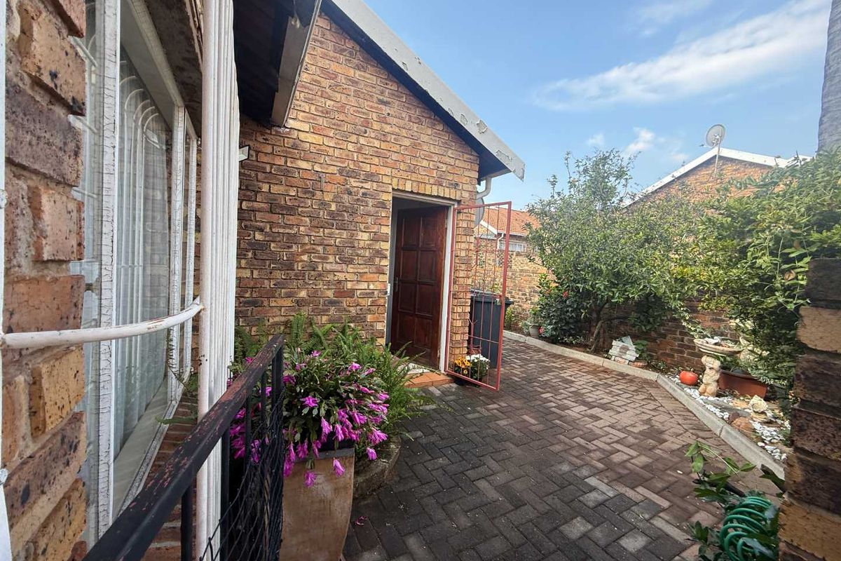 Secure & Spacious Simplex Living in Sought-After Noordheuwel – Perfect for Downsizing. - Photo 5