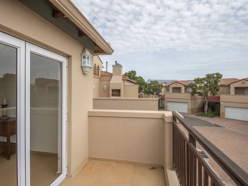 Immaculate West-Facing Townhouse in The Stableyard, Royal Ascot Estate! - Photo 6