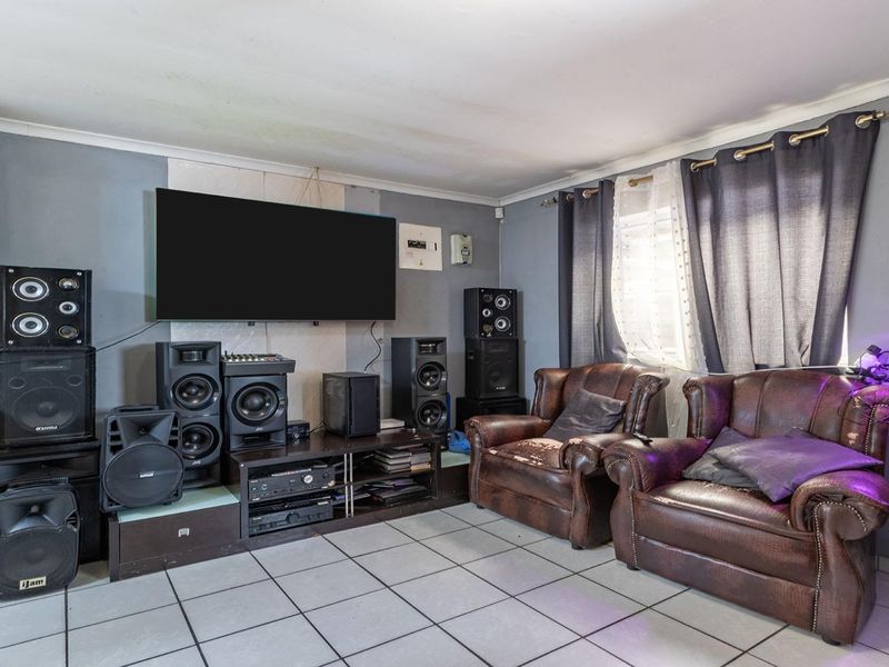 Great 2 bedroom 1 Bathroom Plus Pool For Sale - Photo 2