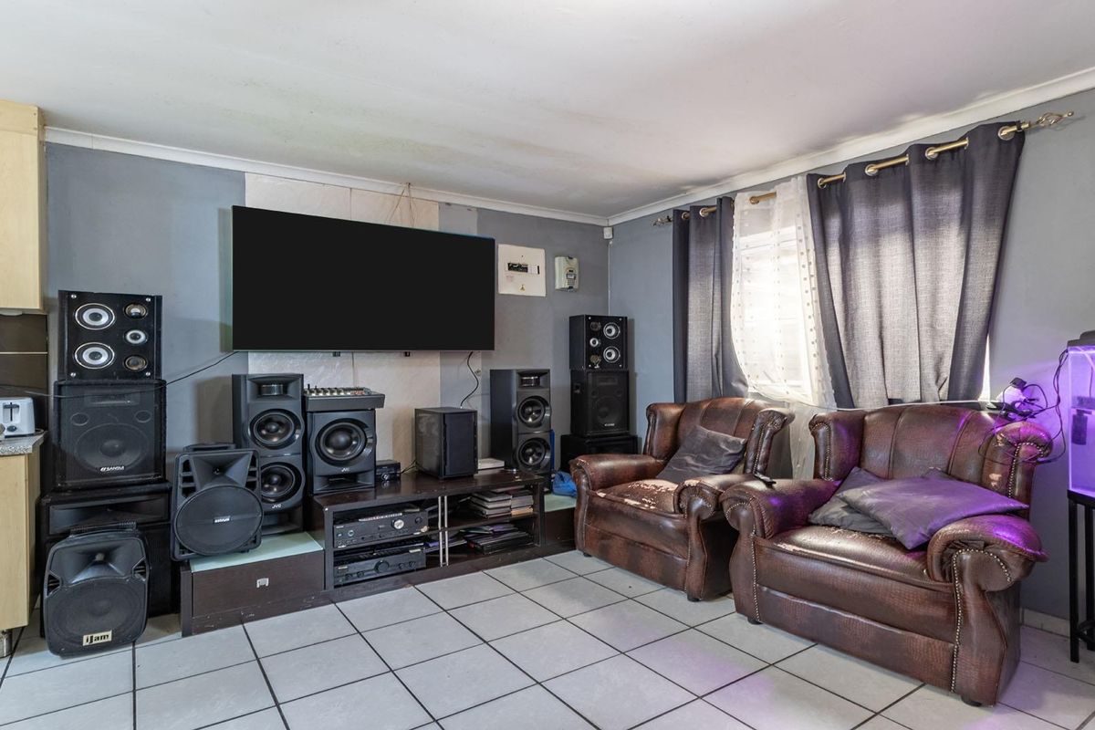 Great 2 bedroom 1 Bathroom Plus Pool For Sale - Photo 2