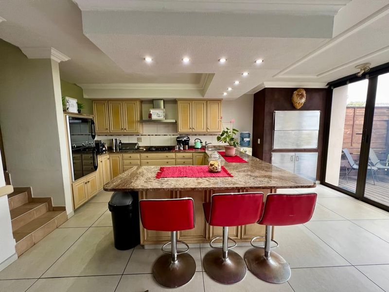 FOR SALE - 4 BEDROOM BEACHFRONT DOUBLE STORY DUET IN LONGBEACH, NAMIBIA - Photo 5