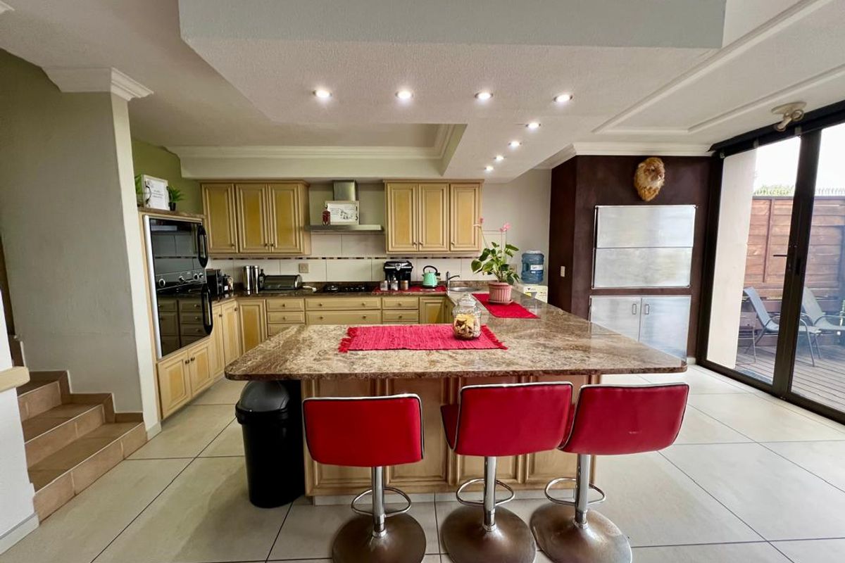 FOR SALE - 4 BEDROOM BEACHFRONT DOUBLE STORY DUET IN LONGBEACH, NAMIBIA - Photo 5