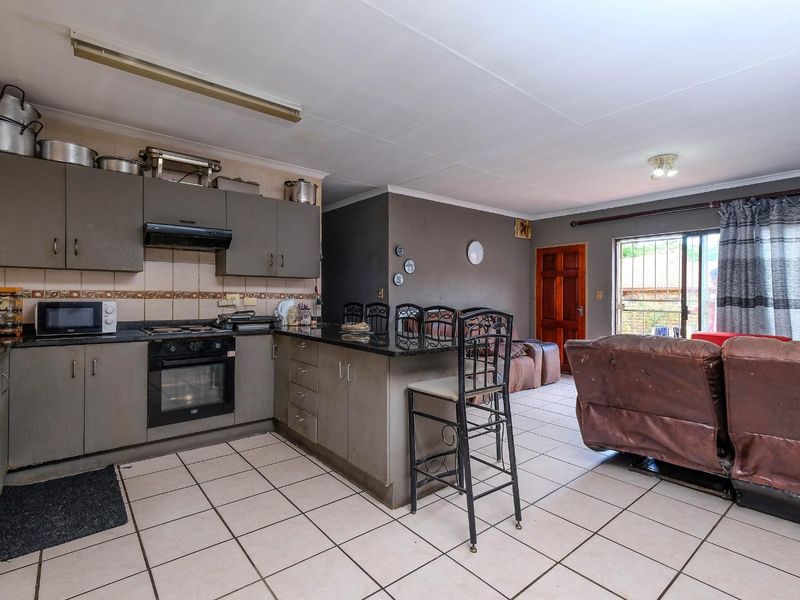 3 Bedroom Simplex in Pet Friendly Complex - Photo 2