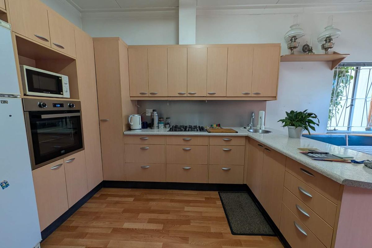 House for sale in Klein Windhoek -excellent for developers - Photo 3