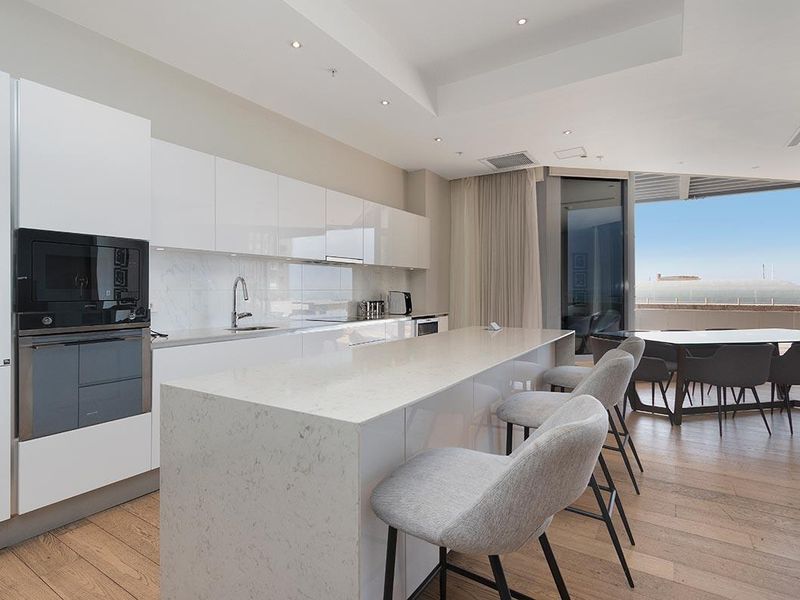 Penthouse Perfection: Breathtaking Views- Elegant Urban Retreat with Panoramic Table Mountain and Ocean Views - Photo 10