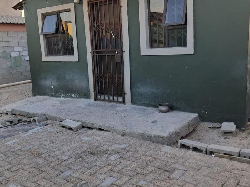 Charming 2-Bedroom House with Spacious Flat - R680,000 - Photo 5