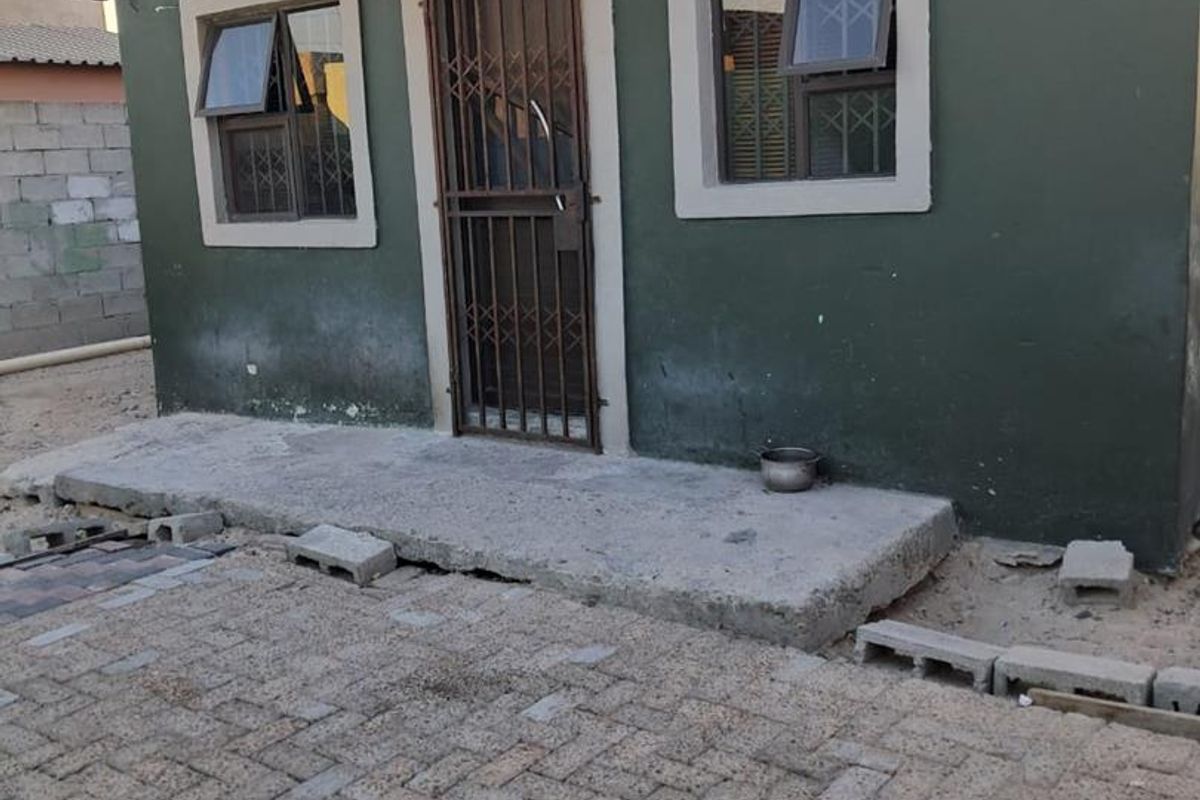 Charming 2-Bedroom House with Spacious Flat - R680,000 - Photo 5