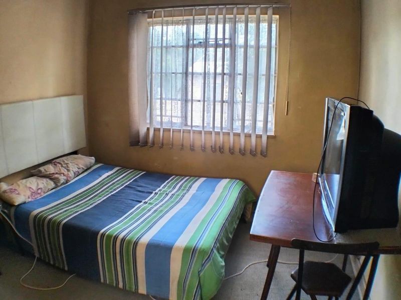 3 Bedroom House with lots of potential (Exclusive Sole Mandate) - Photo 9