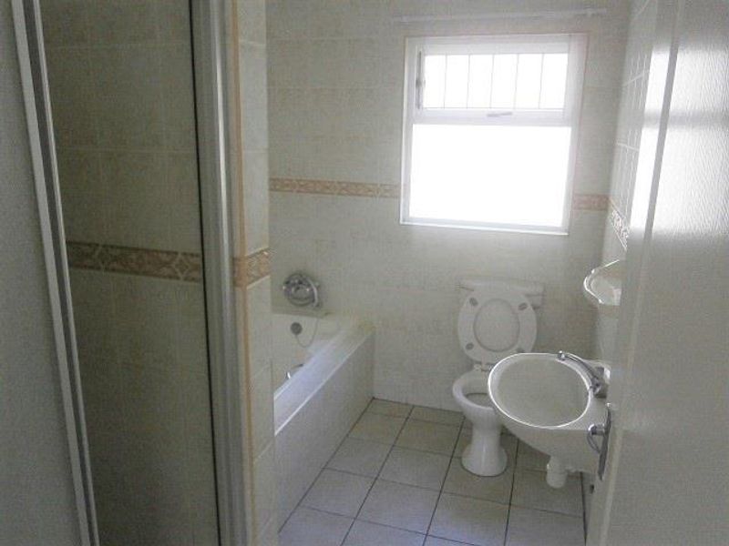 Adorable, spacious Living - Photo 4