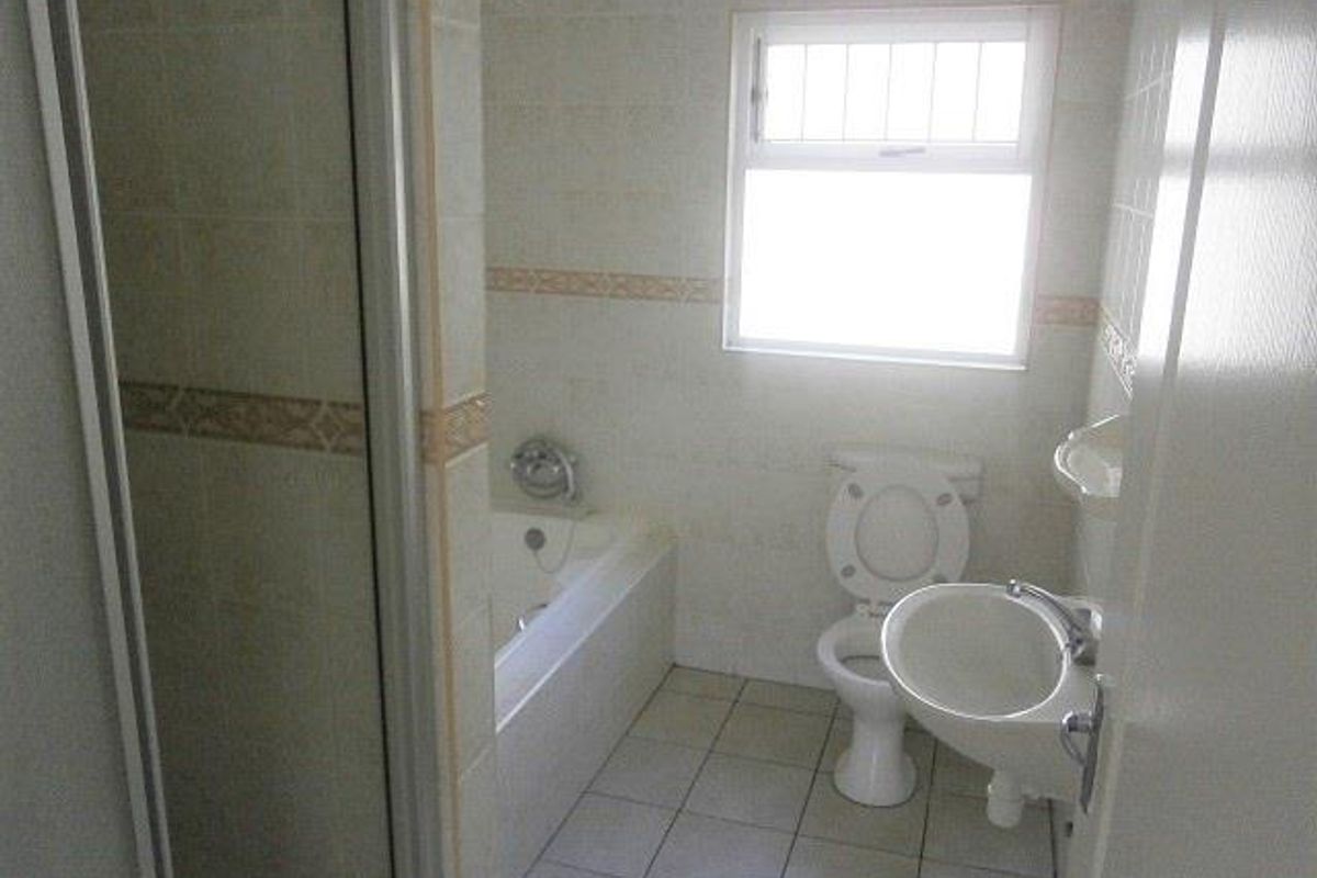 Adorable, spacious Living - Photo 4