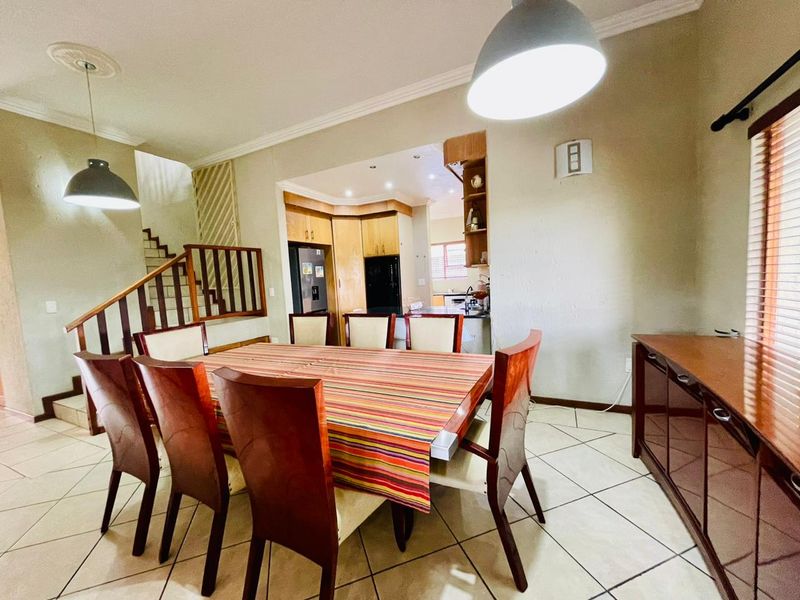 Beautiful family home with spacious living & stunning Garden - Photo 10