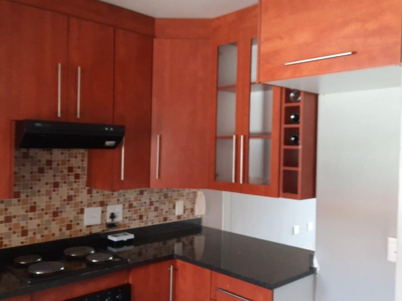 **Charming 2-Bedroom Apartment with Modern Amenities** - Photo 6