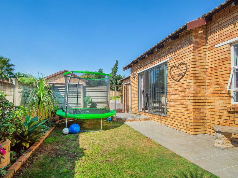 Low Maintenance and Low Levies, Neat as a Pin with Bird Lovers Garden. - Photo 2