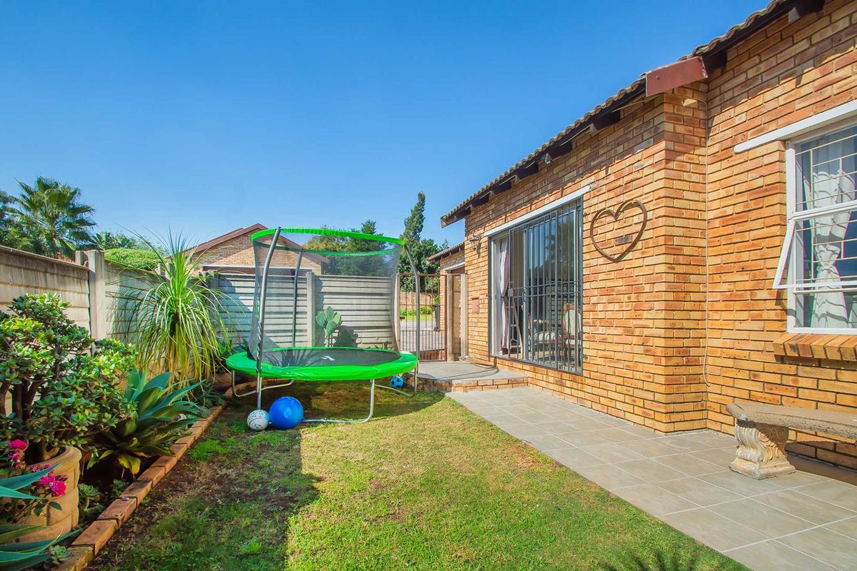 Low Maintenance and Low Levies, Neat as a Pin with Bird Lovers Garden. - Photo 2