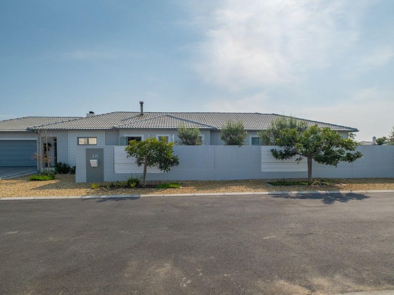 Spacious 3 Bedroom Home in Sought After Estate Available for Rental - Photo 2