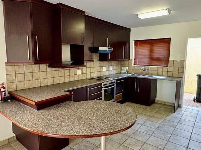TO RENT - Photo 2