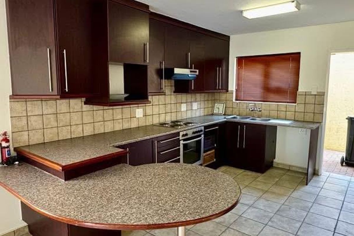 TO RENT - Photo 2