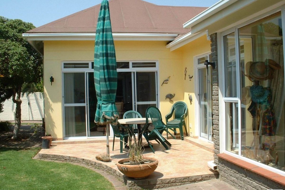 HOUSE PLUS FLAT WITH 14 ROOMS & OFFICE RIGHTS - Photo 2