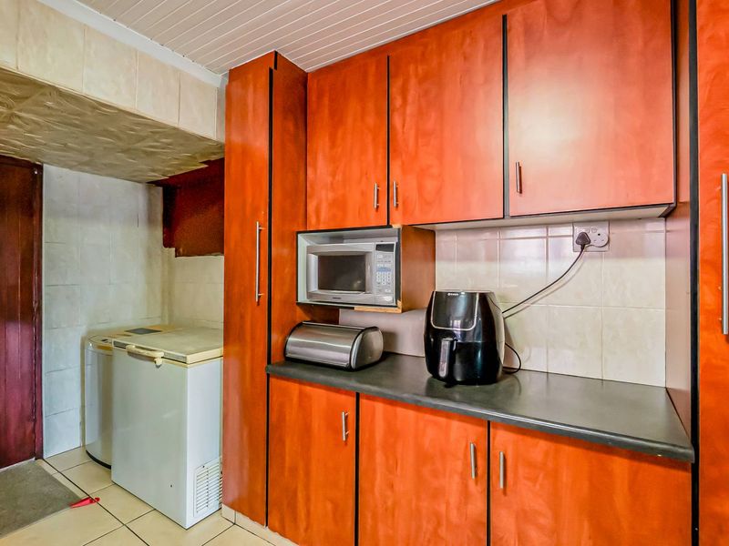 Move-In Ready Duplex in Lotus Park – Space, Security & Smart Living - Photo 9