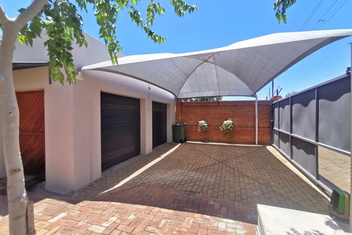 Single levelled House with granny flat for sale in Klein Windhoek - Photo 3