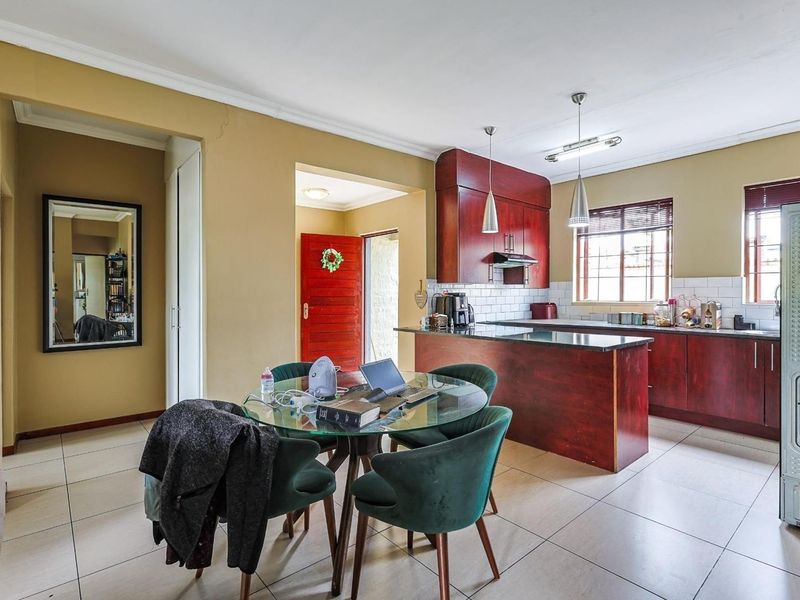 3 Bedroom, 2 Bathroom House for Sale - Photo 9