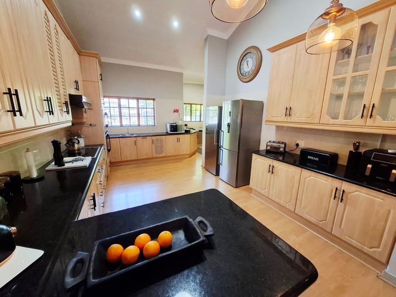 Beautifully Maintained Family Home in a Secure Aerorand Complex - Photo 9