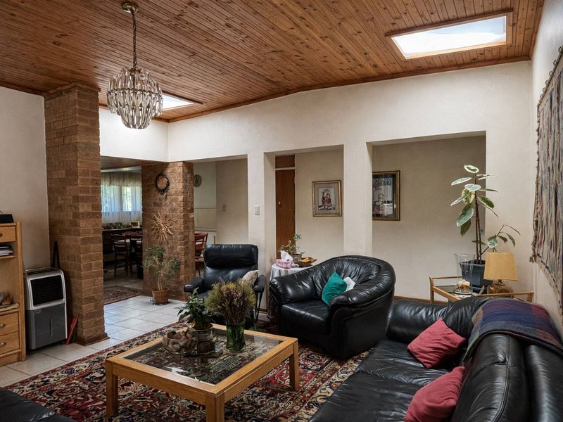 EXCLUSIVE MANDATE - NEAT AND IDEAL FOR A YOUNG  FAMILY TO GROW - LOVELY BIG STAND - Photo 6