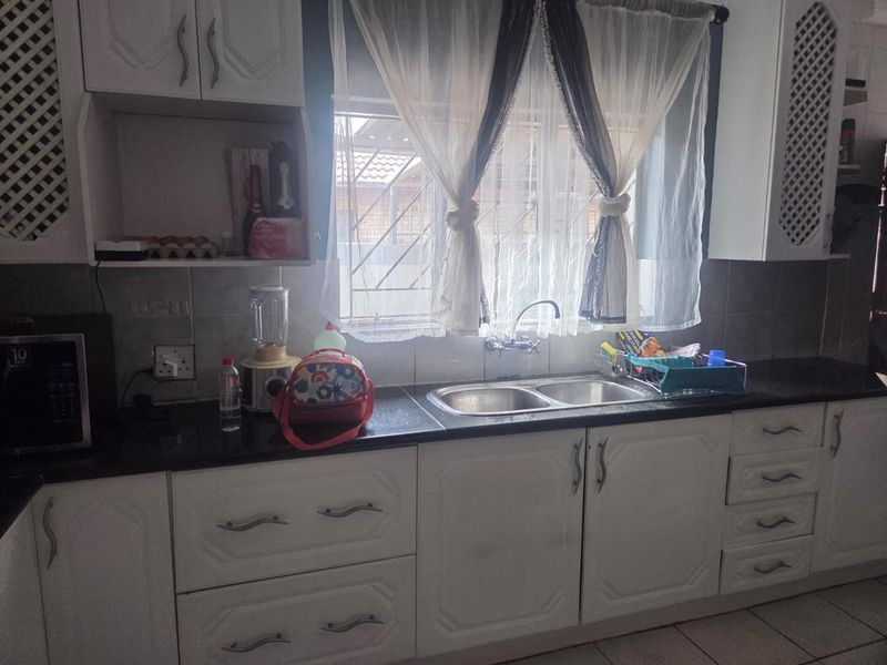 Spacious 3-bedroom family home to rent available 1 July - Photo 2