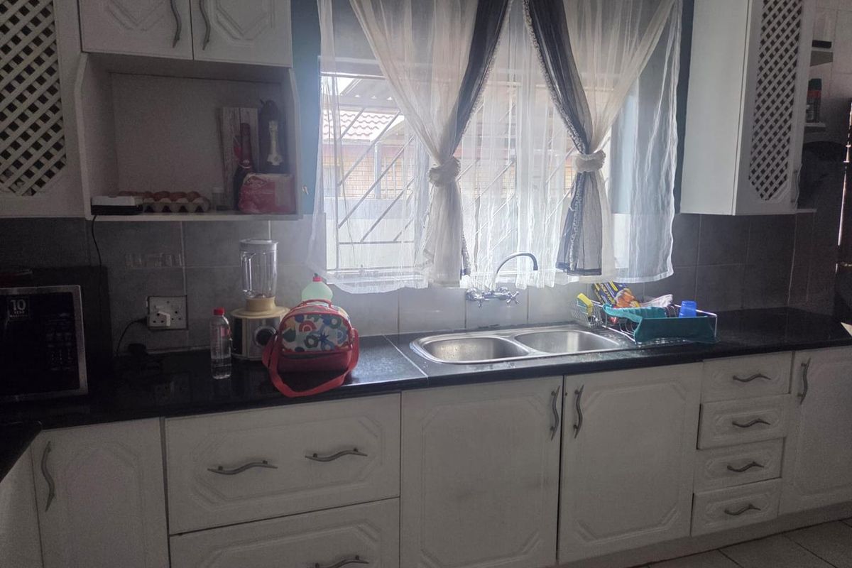 Spacious 3-bedroom family home to rent available 1 July - Photo 2