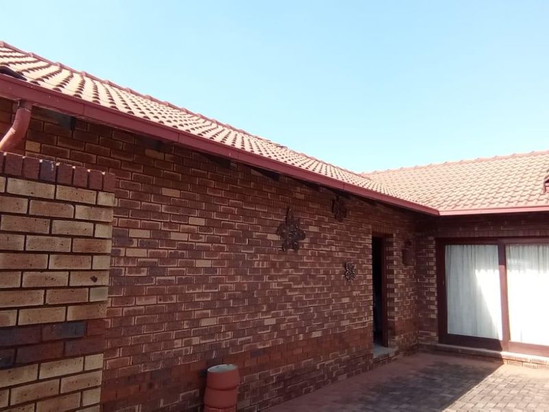 3 Bedroom house in a security ESTATE in Van Rebeeck Park - Photo 2