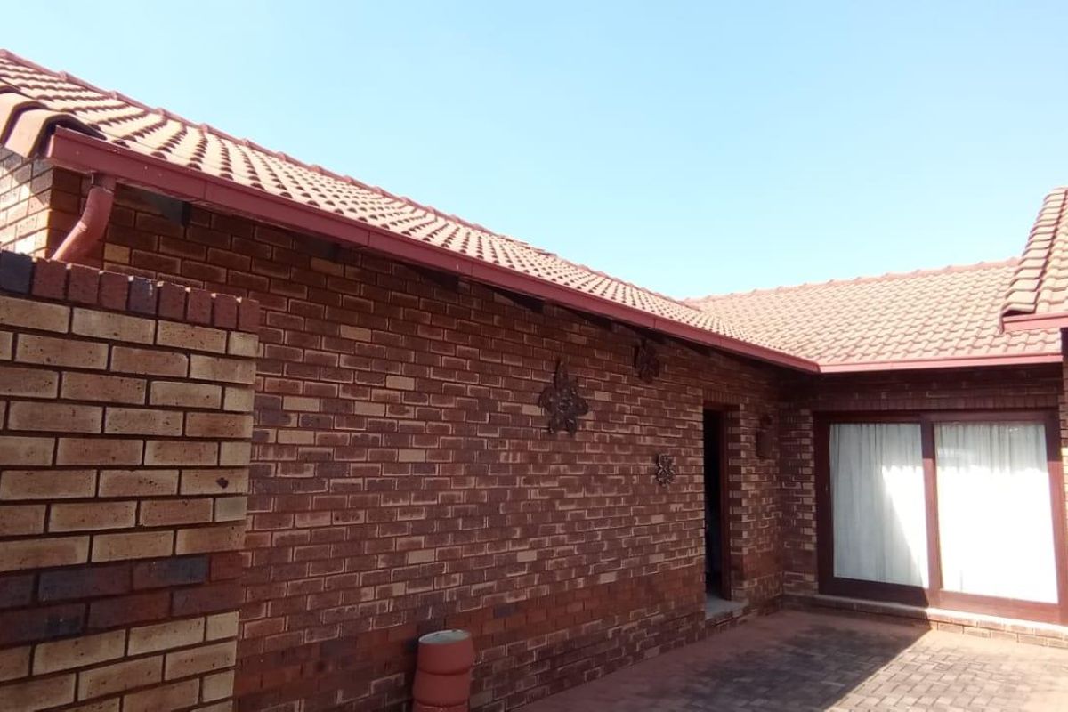 3 Bedroom house in a security ESTATE in Van Rebeeck Park - Photo 2