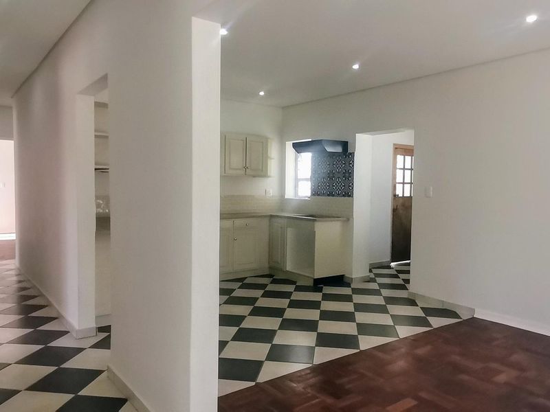 Stylish, newly renovated home for rental in Mondeor - Photo 7