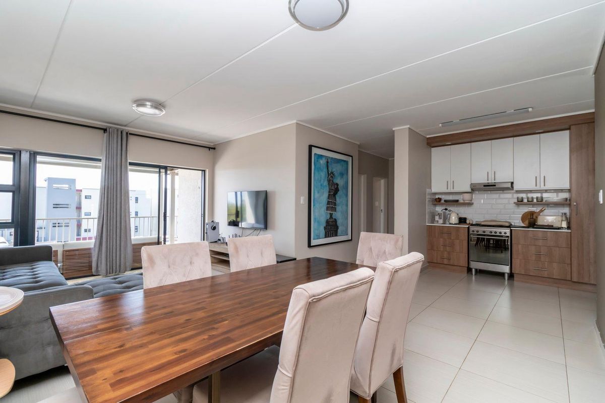 Home to a discerning professional - Photo 2