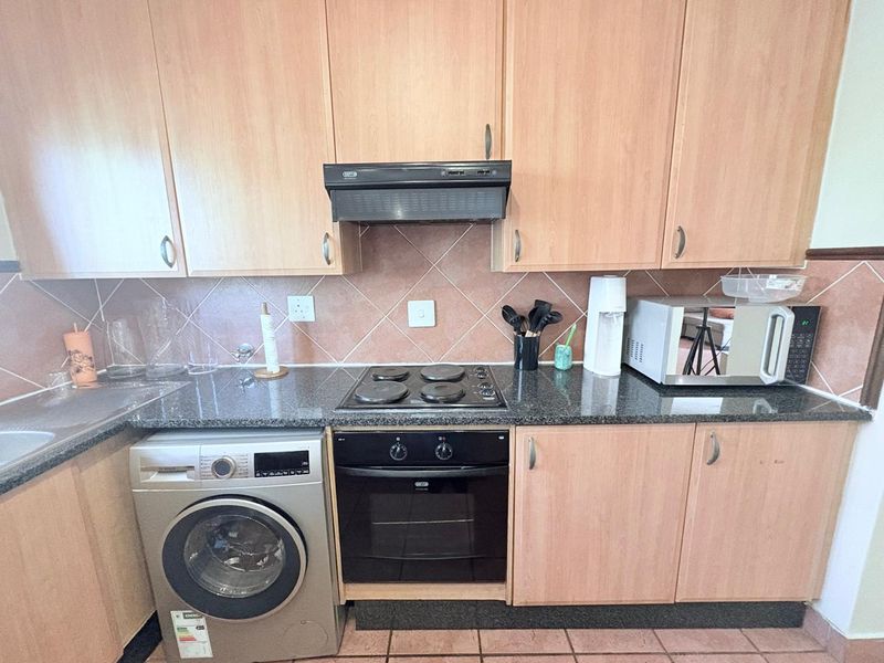 Modern 2-Bedroom, 2-Bathroom Townhouse in Prime Security Estate - Photo 9