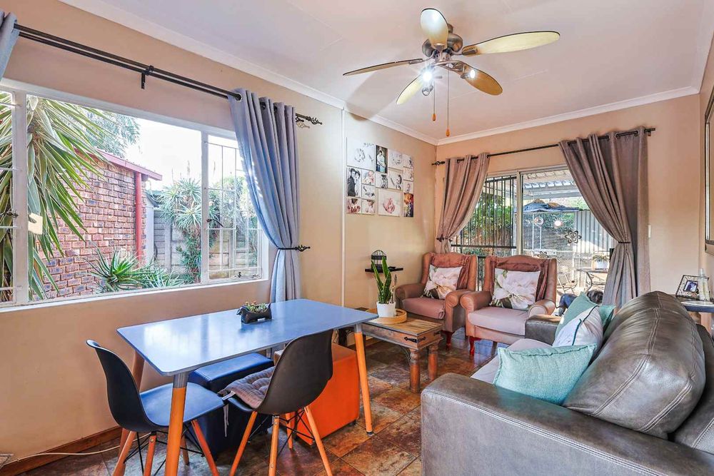 Open plan dining/lounge area