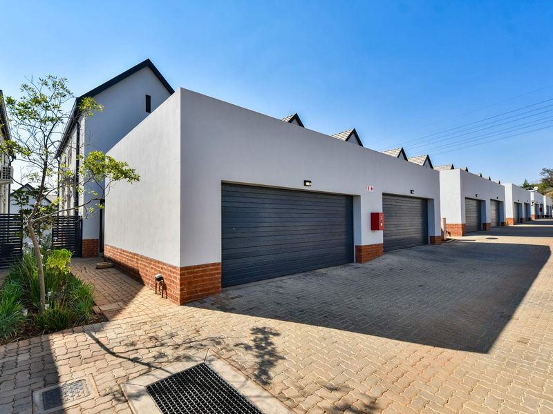 Modern three bedroom duplex - recently built - Olympus - Photo 1