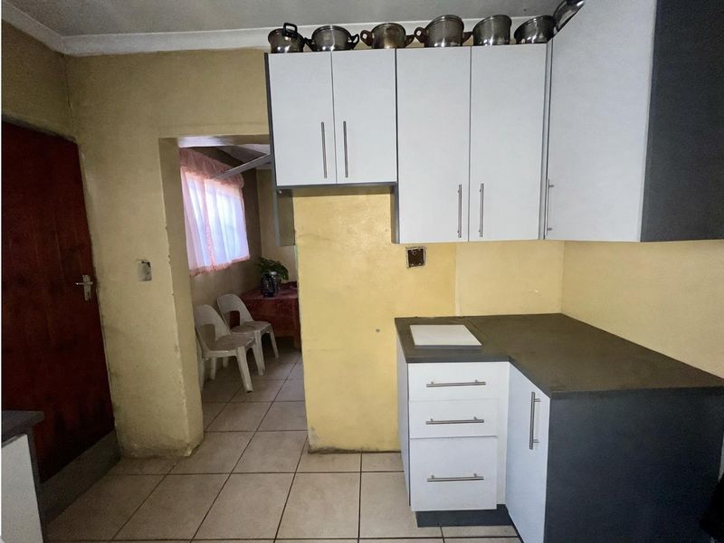 House on the market Etwatwa - Photo 3