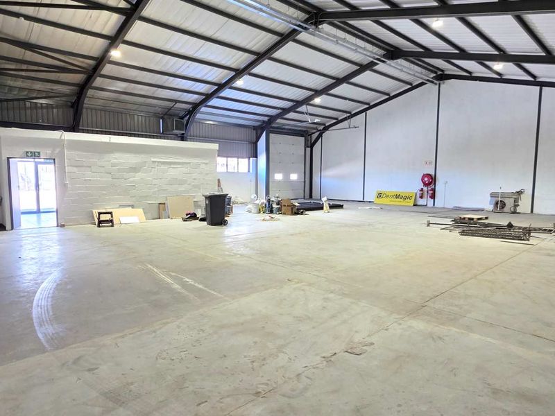 Spacious Warehouse in Retreat - Photo 2