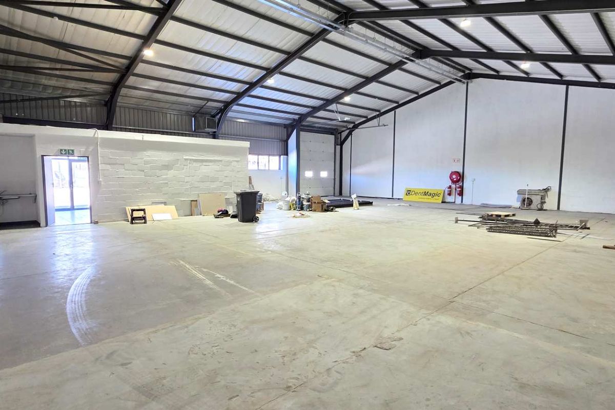 Spacious Warehouse in Retreat - Photo 2