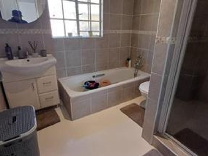 Charming Free-Standing Townhouse Unit for Sale in a Quiet, Pet-Friendly Complex - Photo 8