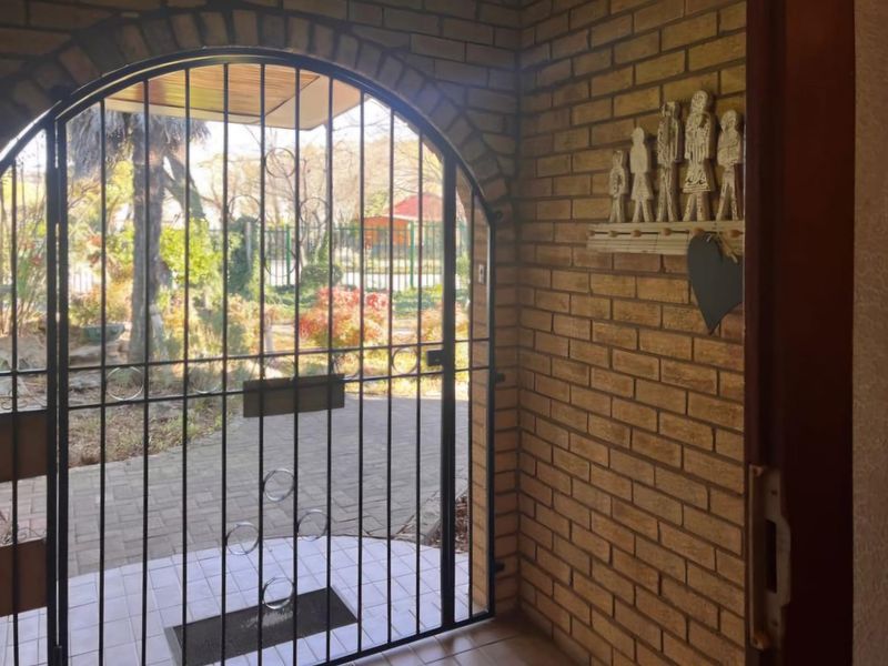 Spacious Family Home with Excellent Features and Prime Location - Photo 5