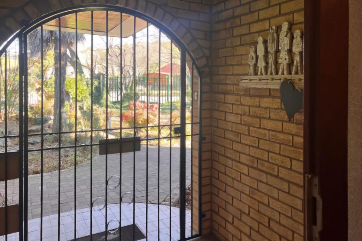 Spacious Family Home with Excellent Features and Prime Location - Photo 5