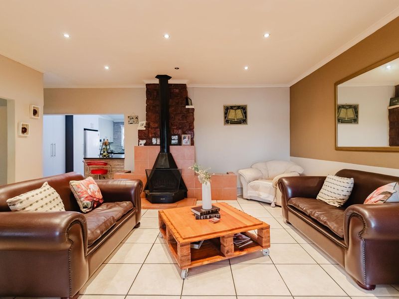 Beautiful 3-Bed Home with Potential - Photo 5