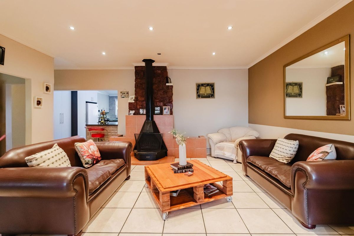 Beautiful 3-Bed Home with Potential - Photo 5